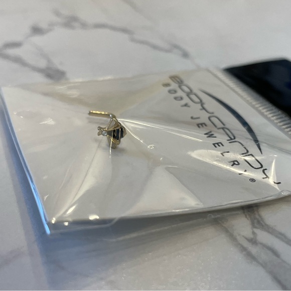 BodyCandy Bumblebee Stud Nose Ring - 20g - Picture 2 of 3